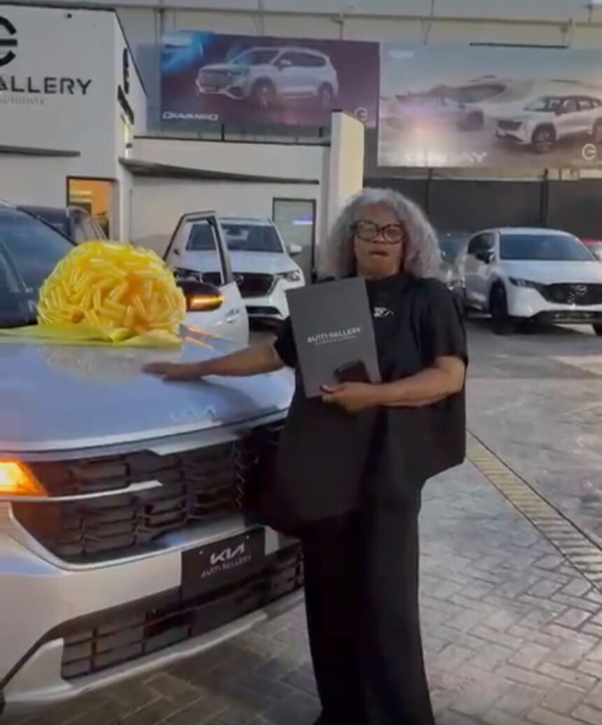 Santiago Matías cumple promesa y entrega vehículo a Martha Candela tras los Premios Soberano