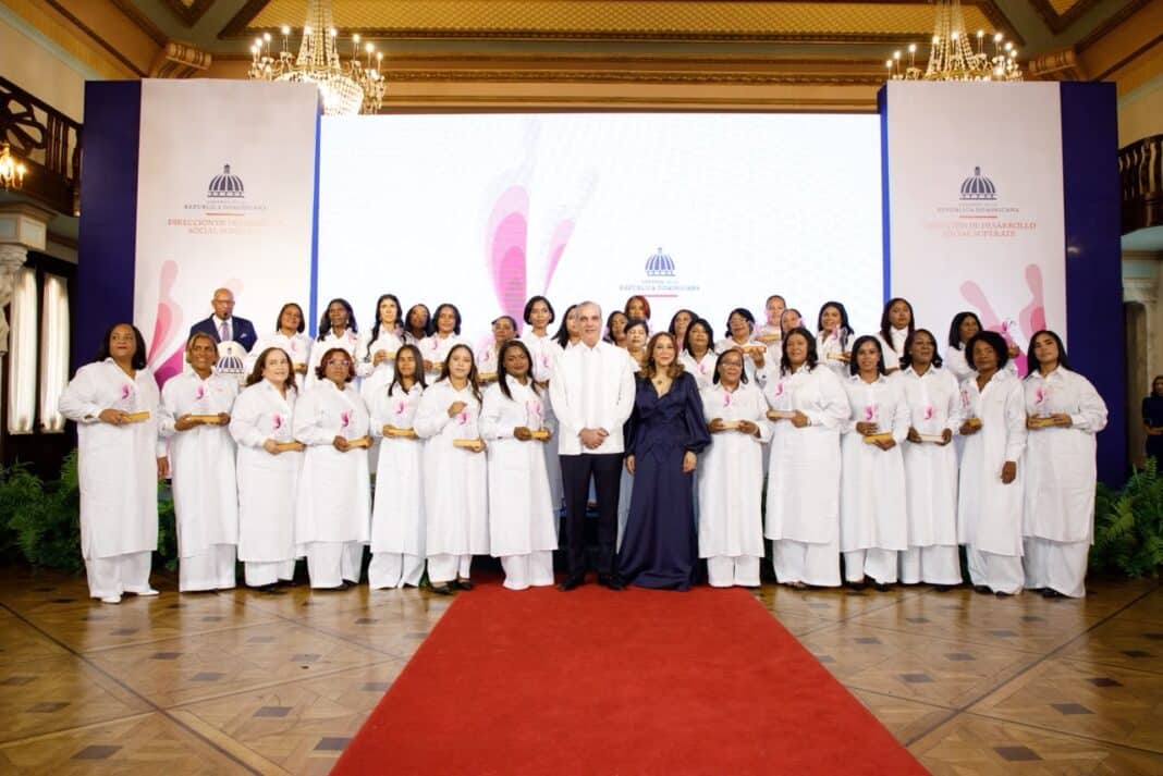 Presidente Abinader encabeza sexta edición del premio Supérate Mujer; reconocen a 35 mujeres SUPEREmprendedoras
