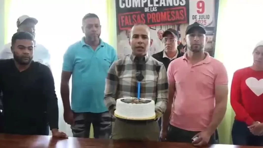 Alcalde de Tireo denuncia un año de promesas incumplidas con simbólica protesta