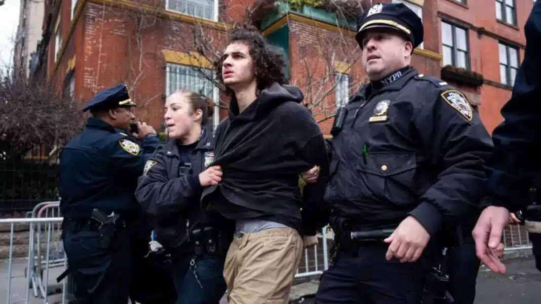 FBI detiene a hombre tras explosión frente a edificio federal en Nueva York
