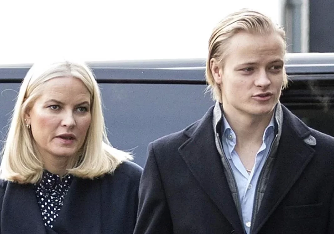 Hijo de la princesa Mette-Marit cumplirá arresto domiciliario mientras espera apelación de condena