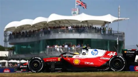 Hamilton marca el ritmo en Silverstone y lidera el único entrenamiento libre del GP de Gran Bretaña