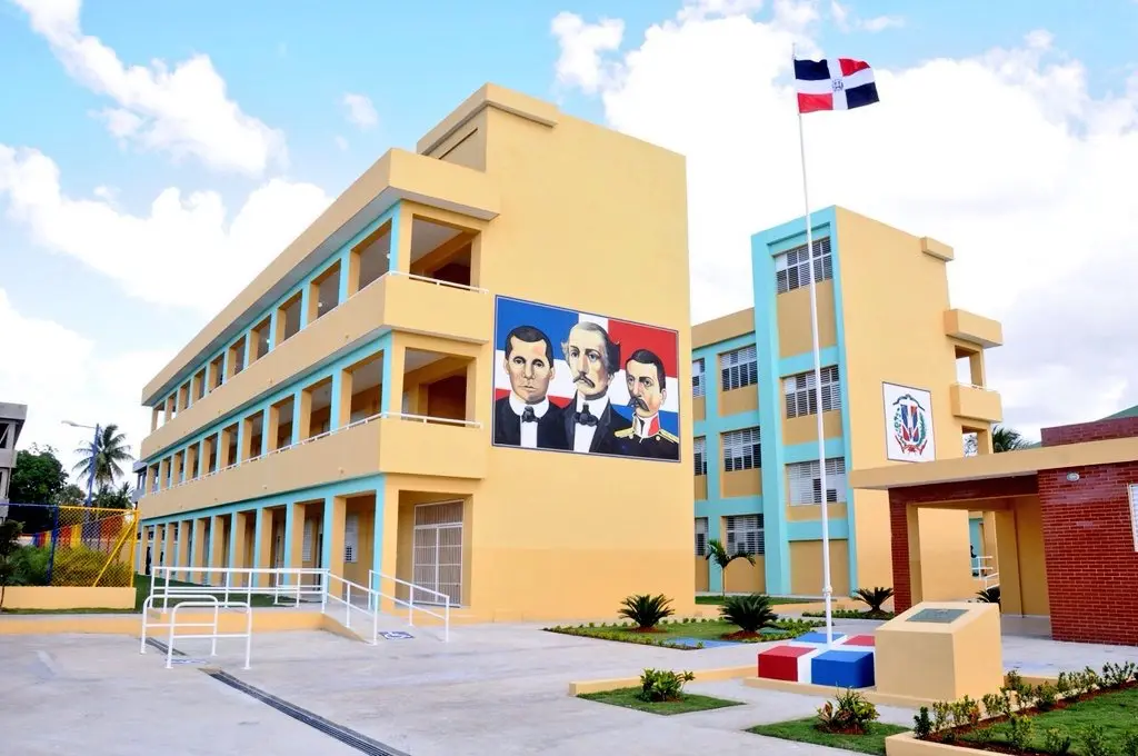 Más de 35 escuelas siguen sin terminar en Montecristi mientras se acerca el inicio de clases