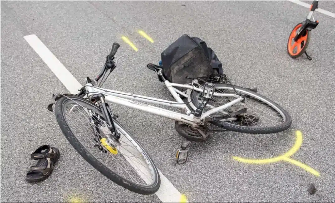 Ciclista muere atropellado en Santiago y vehículo termina dentro de la DGII