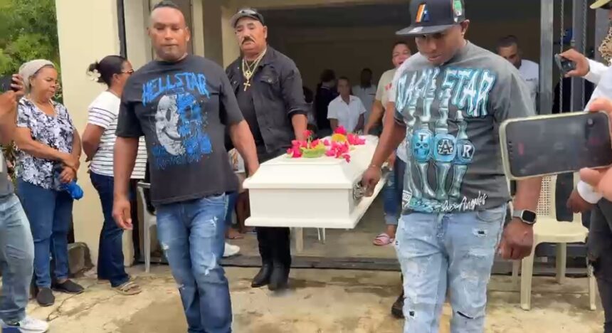 Con profundo dolor, familiares dan el último adiós a la pequeña Adara tras tragedia en San Francisco de Macorís