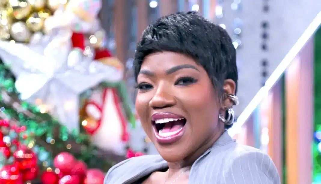 Chiky Bombom regresa a Telemundo tras suspensión y asegura estar “renovada y aprendida”