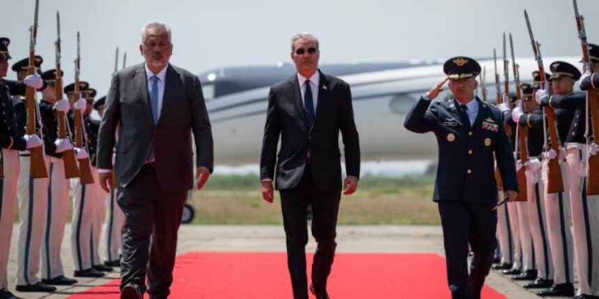 Abinader arriba a Cali para asistir a la investidura presidencial de Abelardo de la Espriella