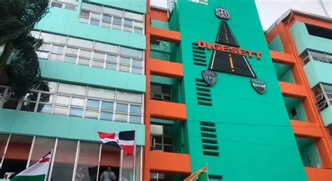 Agente de DIGESETT queda bajo investigación tras denuncia por cámara corporal