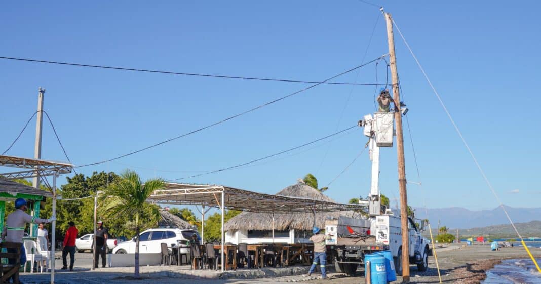 Detienen a dos hombres durante operativo contra conexiones eléctricas ilegales en La Guáyiga