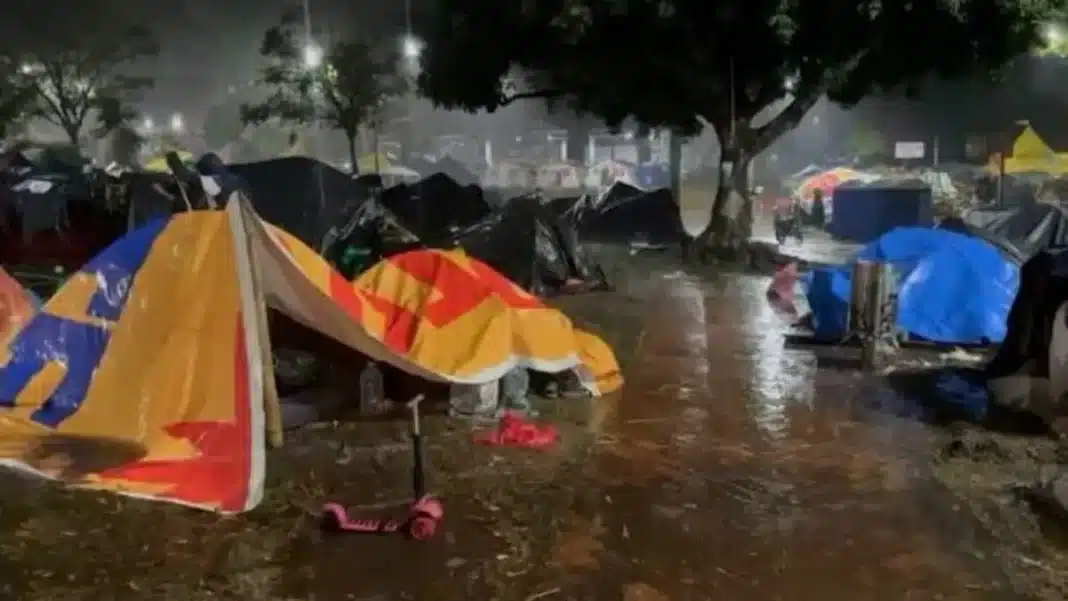 Lluvias golpean a familias que siguen sin hogar tras terremoto en Colombia
