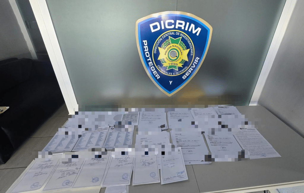 Hombre es detenido en centro oncológico de Santiago con 125 documentos médicos presuntamente falsificados