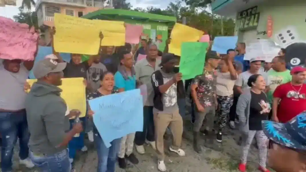 Comunitarios de Mata de Plátano paralizan clases para exigir construcción de carretera