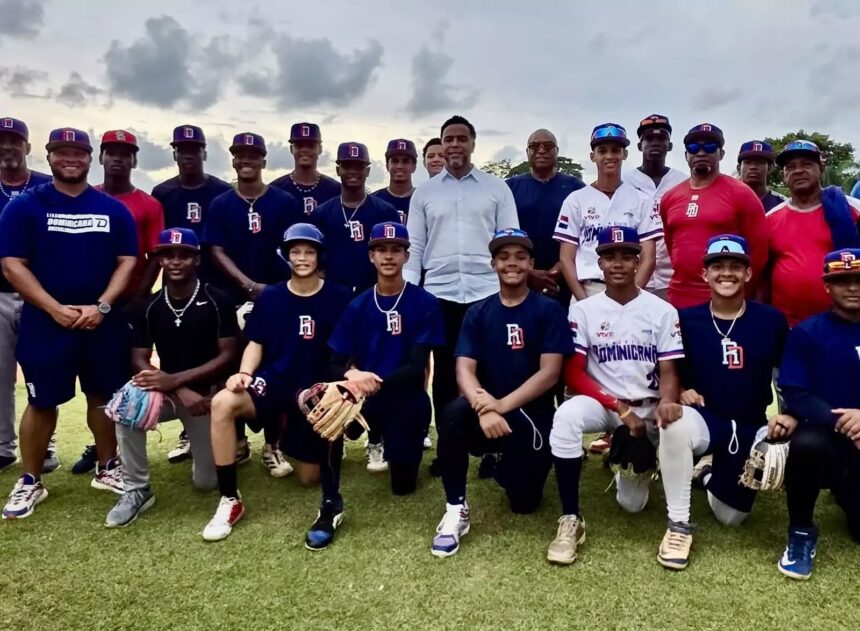 Nelson Cruz visita a la selección U15 y motiva a los jóvenes antes del Mundial