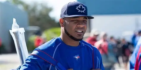 La madre de Edwin Encarnación recibe en su nombre el homenaje que consagra su legado en La Romana