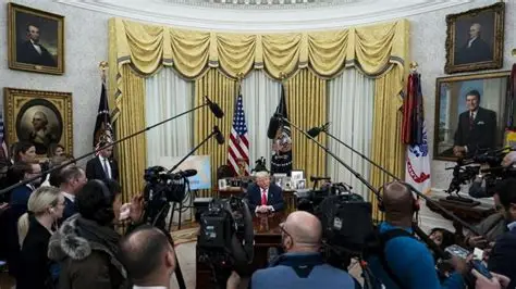 Trump vuelve a arremeter contra la prensa y plantea reemplazar la sala de prensa de la Casa Blanca por una piscina