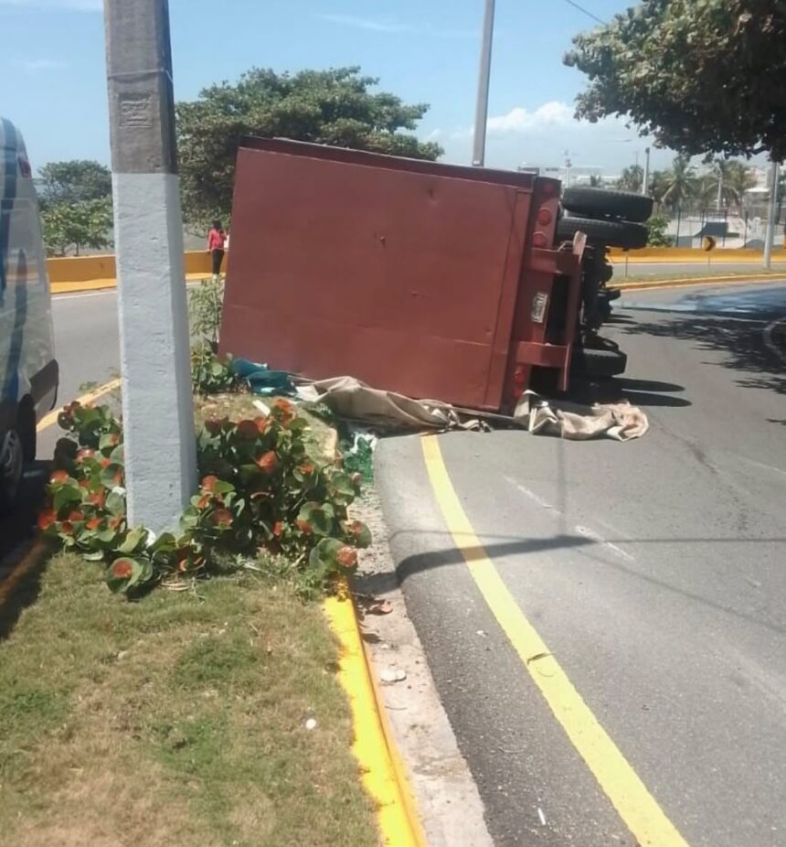 Camión se vuelca en elevado de la Núñez de Cáceres y provoca caos en el tránsito