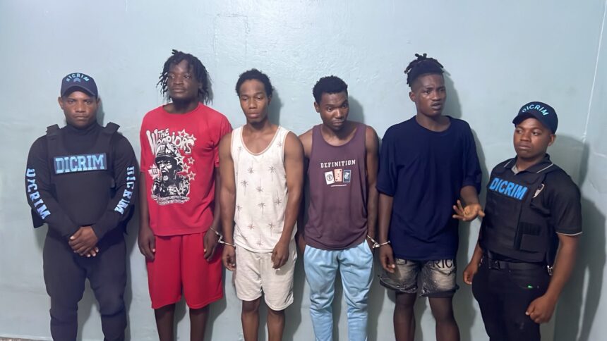 Cinco hombres son detenidos tras supuesto robo a tienda de electrodomésticos en Boca Chica