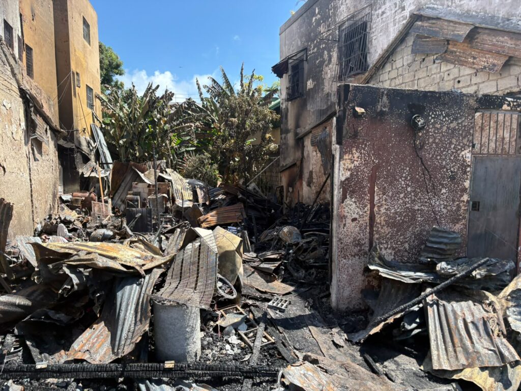 Incendio deja a una familia sin hogar en la Zona Colonial y claman por ayuda