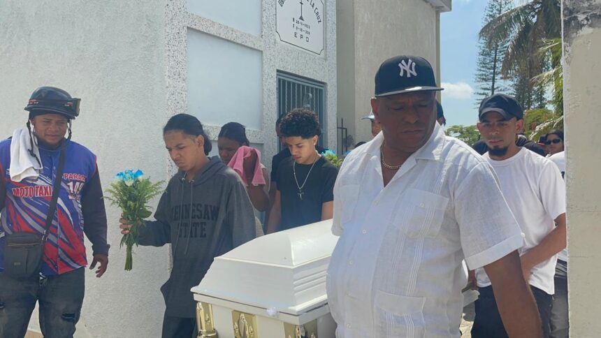 Dan último adiós a “El Coco” en Santiago mientras familiares exigen esclarecer su muerte