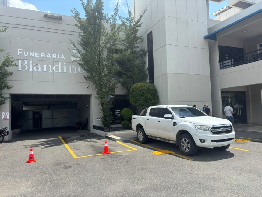 Familiares despiden a Zeneida Castillo mientras continúa la investigación por ataque en Santo Domingo Este