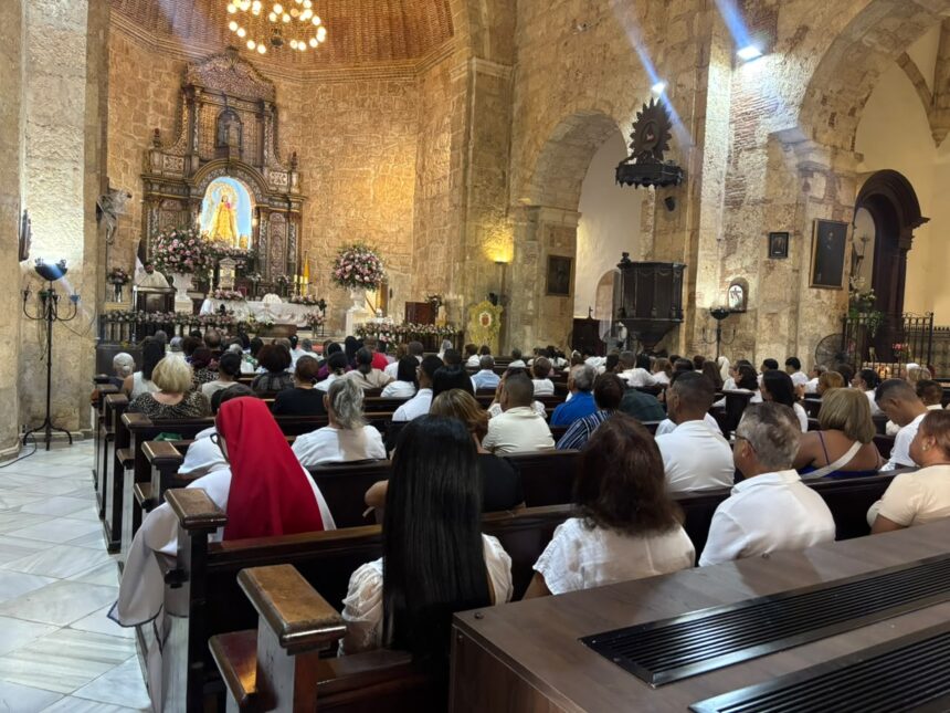 Fe y tradición: devotos llenan la iglesia de Las Mercedes en Santo Domingo