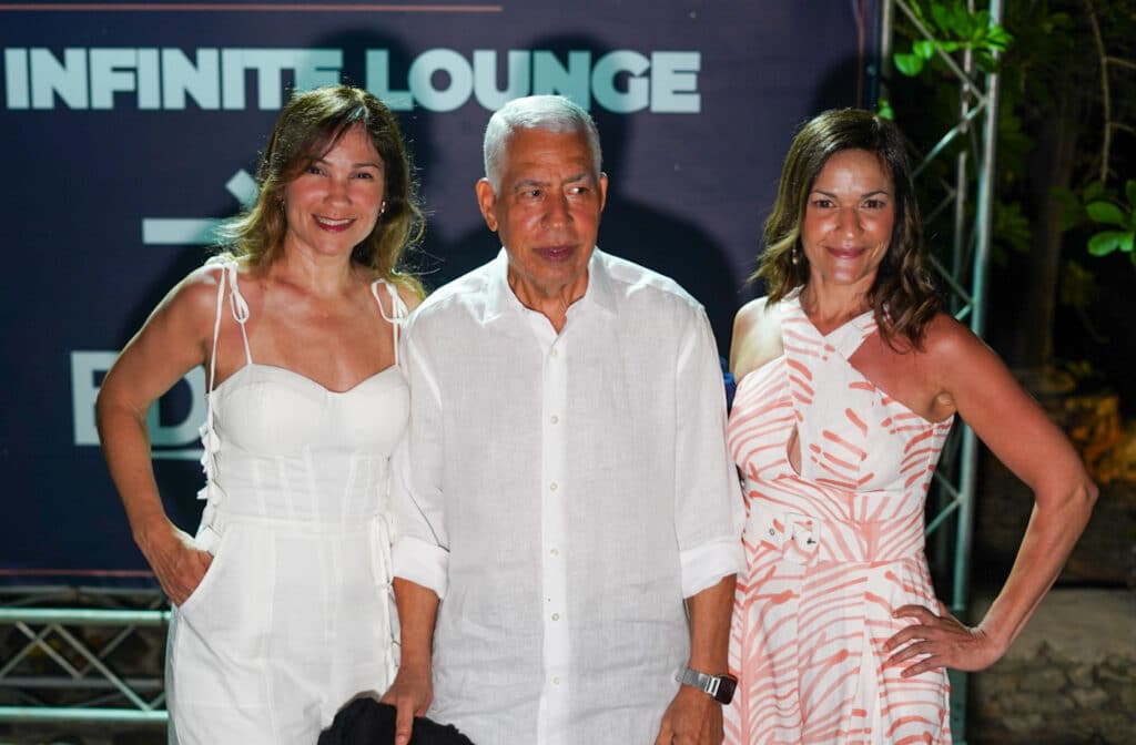 Altos de Chavón se vistió de blanco para una noche de amor y nostalgia junto a Ricardo Montaner