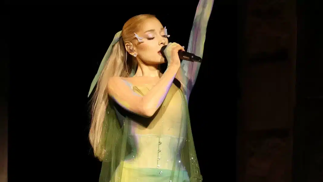 Ariana Grande rompe en llanto durante su último concierto antes de alejarse temporalmente de los escenarios