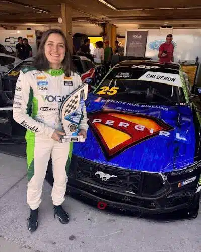 Tatiana Calderón hace historia y se convierte en la primera mujer en ganar en NASCAR Brasil