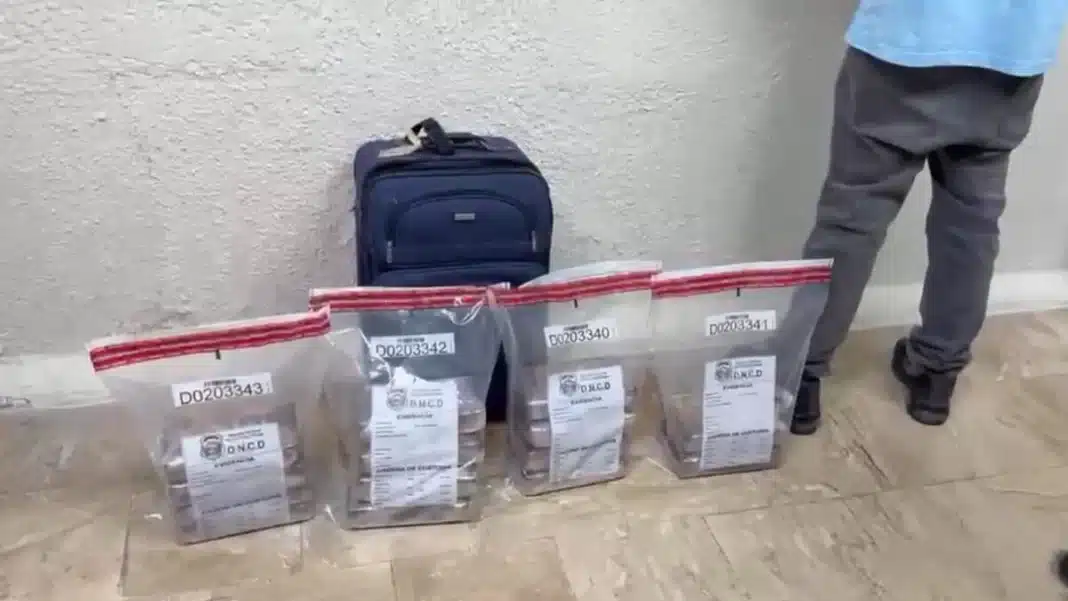 Arrestan a canadiense con 14 paquetes de presunta droga en una maleta en Punta Cana