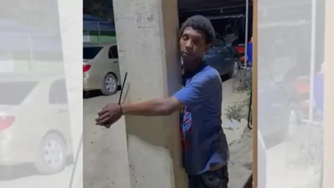 Familia denuncia abuso contra joven retenido y amarrado a un poste por supuesto robo