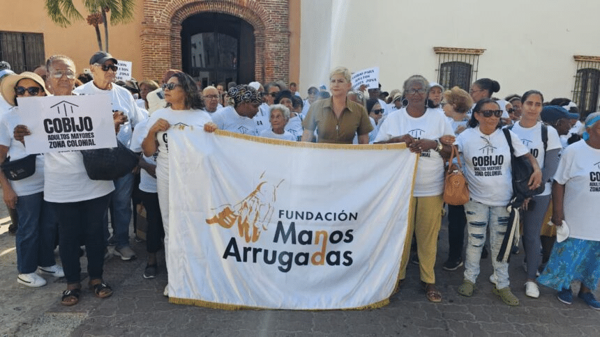 Adultos mayores marchan en la Zona Colonial y piden centro integral de atención