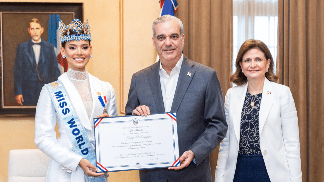 Abinader recibe a Joheirry Mola y la distingue con Medalla al Mérito Civil