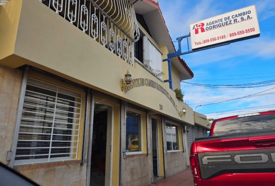 Allanan Casa de Cambio Rodríguez en La Romana por denuncias de presunta estafa