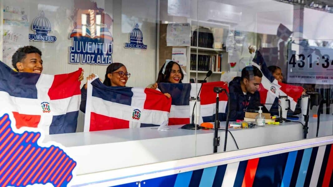 Cinco jóvenes dominicanos hacen historia con 500 horas de lectura continua