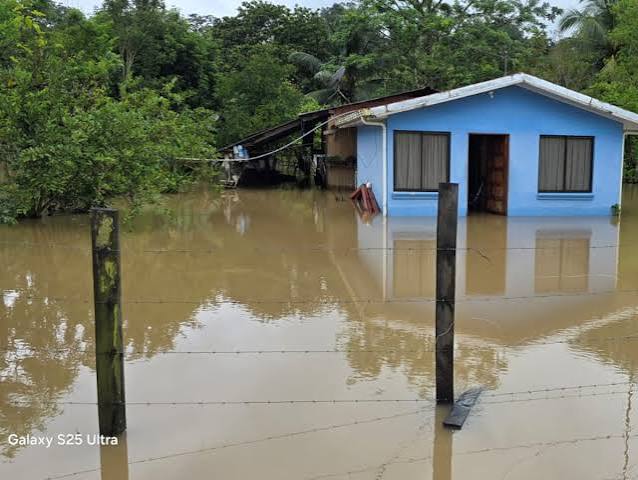 Más de 400 viviendas quedan inundadas en Costa Rica por el paso de la onda tropical 47
