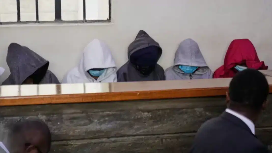 Ocho menores seguirán bajo custodia en Kenia por incendio que dejó 16 estudiantes muertas