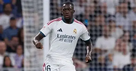 Konaté deja la concentración de Francia tras sufrir un esguince leve de rodilla