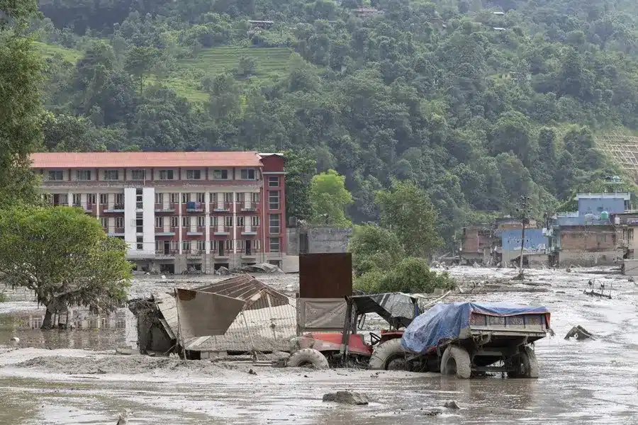 Avalancha glaciar desata una riada que avanzó a 188 km/h hacia la frontera de Nepal