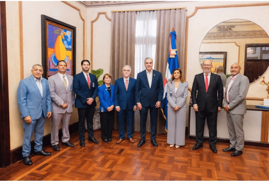Abinader recibe a directiva de ADORA en preparativos por los 100 años de radio