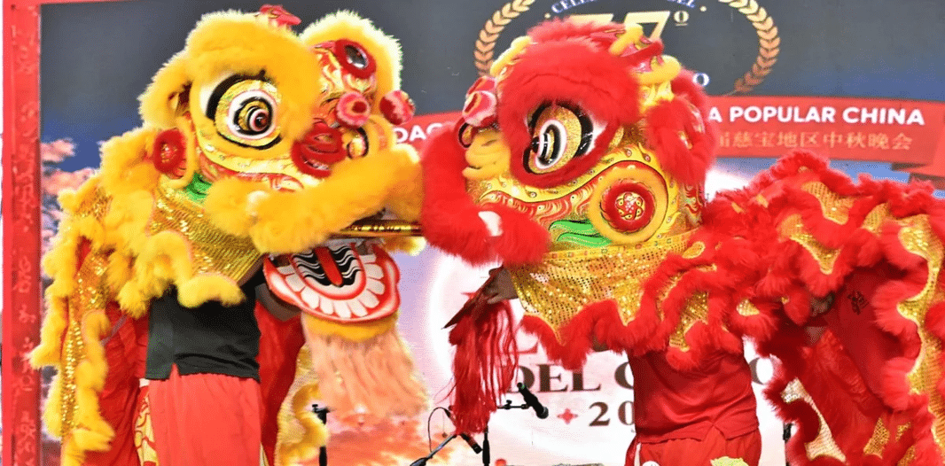 Leones, kung fu y fuegos artificiales deslumbran a Santiago