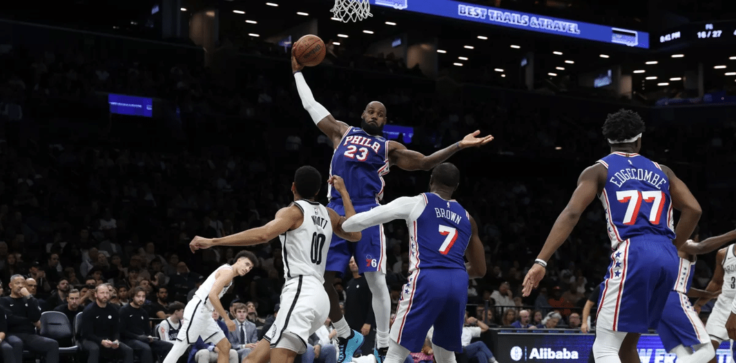 LeBron James brilla en su debut con Filadelfia pese a la derrota