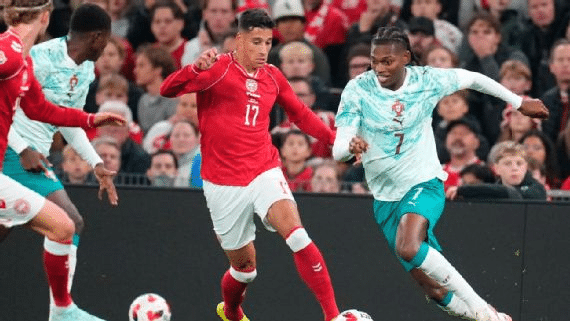 Rafael Leão recibe la histórica camiseta 7 de Cristiano Ronaldo en Portugal