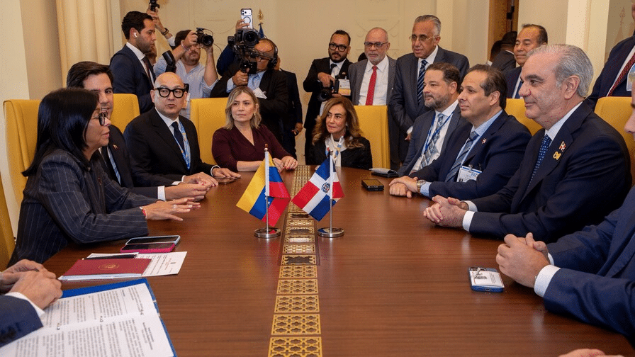 Abinader y Delcy Rodríguez dialogan sobre petróleo y turismo en Roma