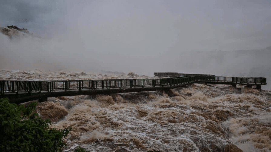 Cierran las cataratas del Iguazú por peligrosa crecida del río
