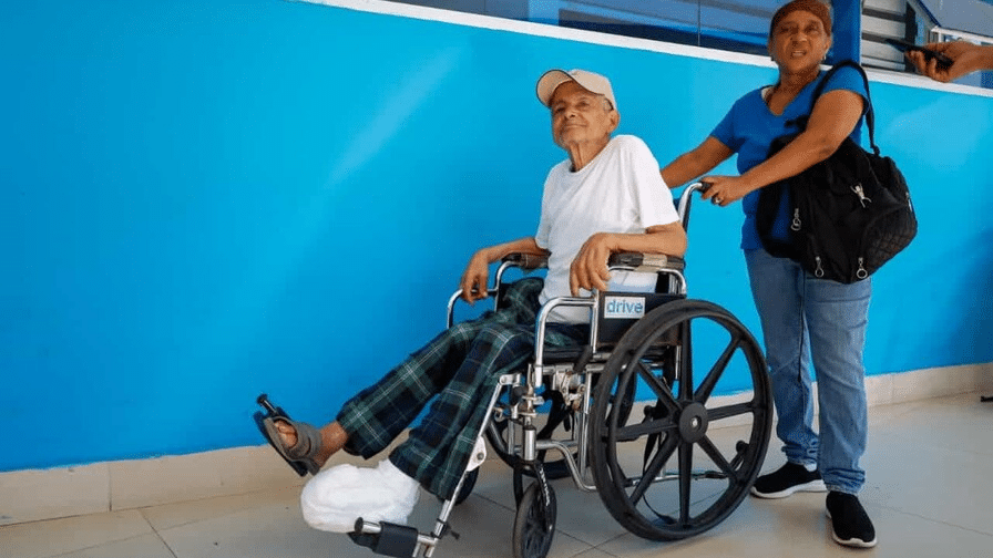 Paro médico deja a pacientes sin consultas en hospitales de Santiago
