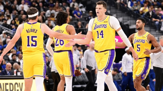 Walker Kessler impresiona en su debut con Lakers pese a la derrota