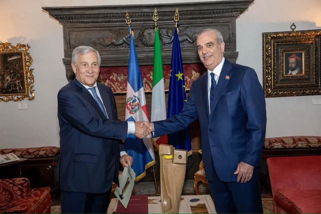 Abinader se reúne con alto representante del Vaticano tras suspensión papal
