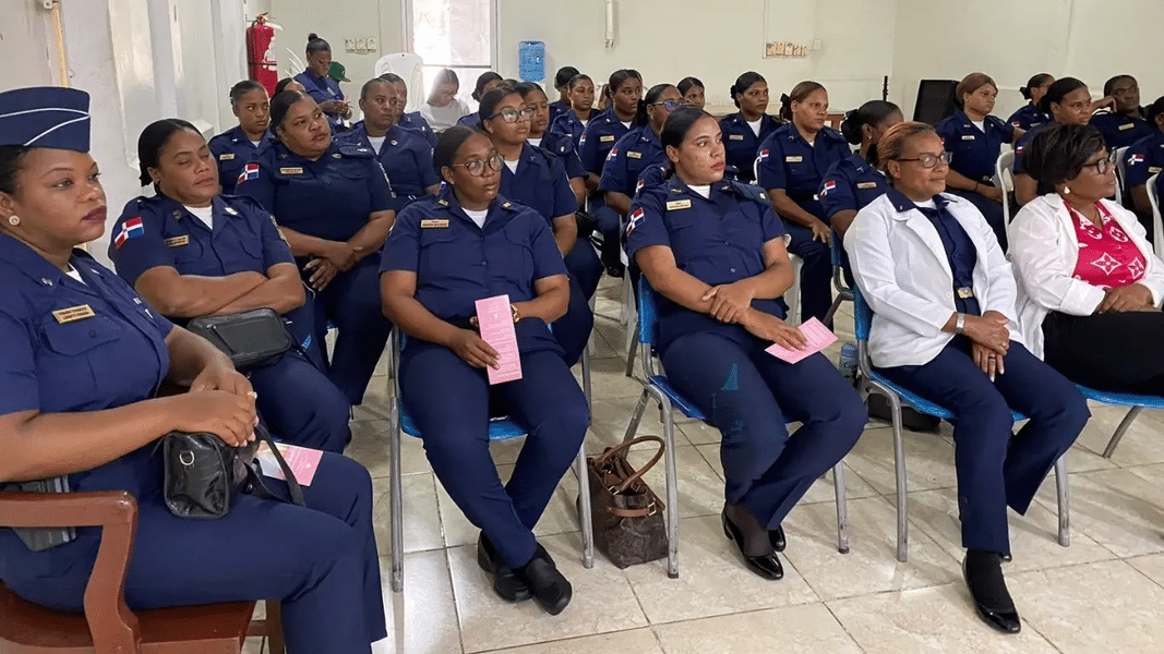 Policía Nacional promueve prevención del cáncer de mama en Baní