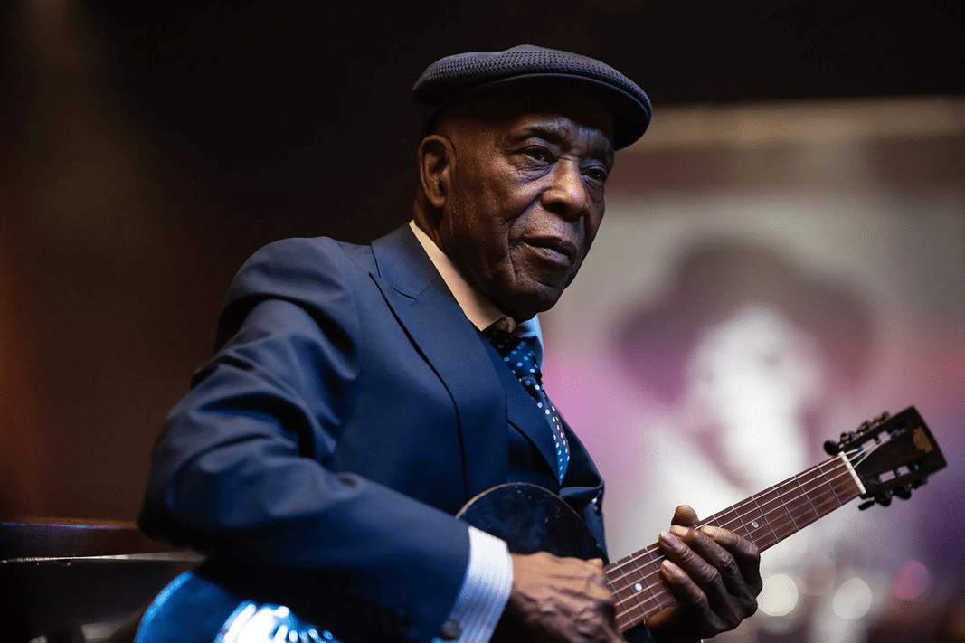 Buddy Guy celebra sus 90 años con leyendas de la música en el Radio City Music Hall