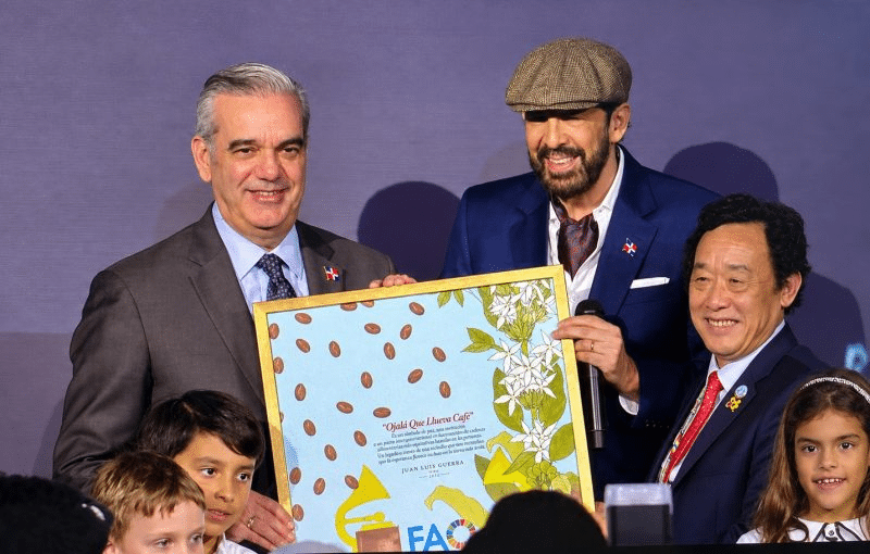Juan Luis Guerra recibe histórico homenaje de la FAO en Roma, Italia
